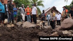 Kepala BNPB Doni Mordano meninjau lokasi pencarian korban bencana alam di Provinsi Nusa Tenggara Timur, Kamis, 8 April 2021. (Foto: Humas BNPB)