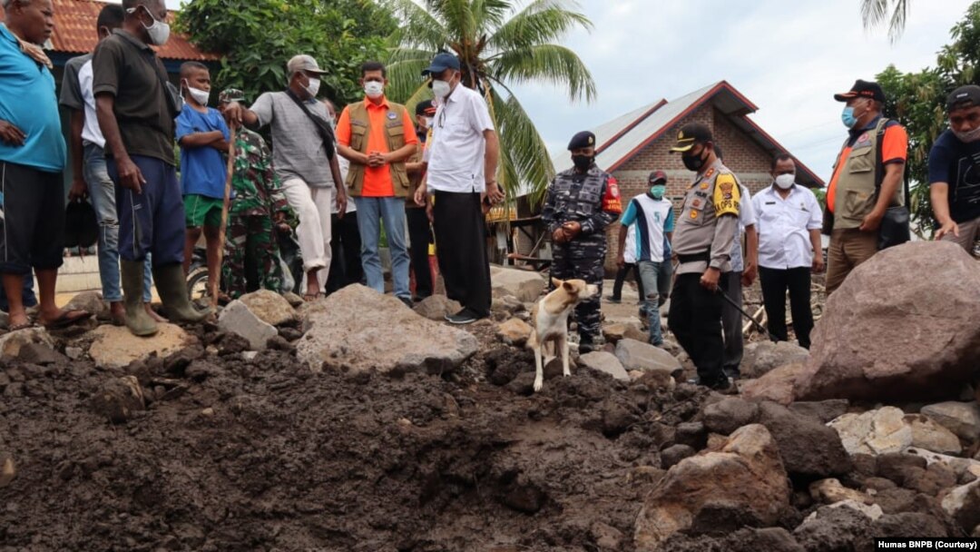 Kepala BNPB Doni Mordano meninjau lokasi pencarian korban bencana alam di Provinsi Nusa Tenggara Timur, Kamis, 8 April 2021. (Foto: Humas BNPB)