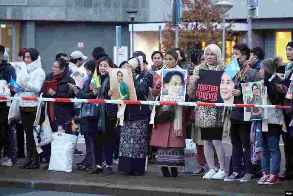 Daw Aung San Suu Kyi&#39;s supporters at ICJ