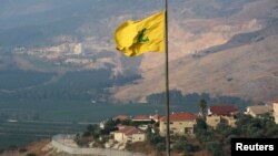一面真主黨的旗幟矗立在與以色列接壤的黎巴嫩南部村莊希亞姆(2020年7月28日)