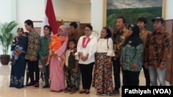 Menteri Luar Negeri Indonesia Retno Marsudi bersama sandera dan keluarganya di Kementerian Luar Negeri, Senin, 2 April 2018. (Foto: VOA/Fathiyah)