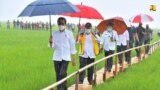 Presiden Joko Widodo didampingi Menteri PUPR Basuki Hadimuljono, Menteri Pertanian Yasin Limpo, dan sejumlah pejabat meninjau areal persawahan yang menjadi kawasan lumbung pangan di Kabupaten Sumba Tengah. 