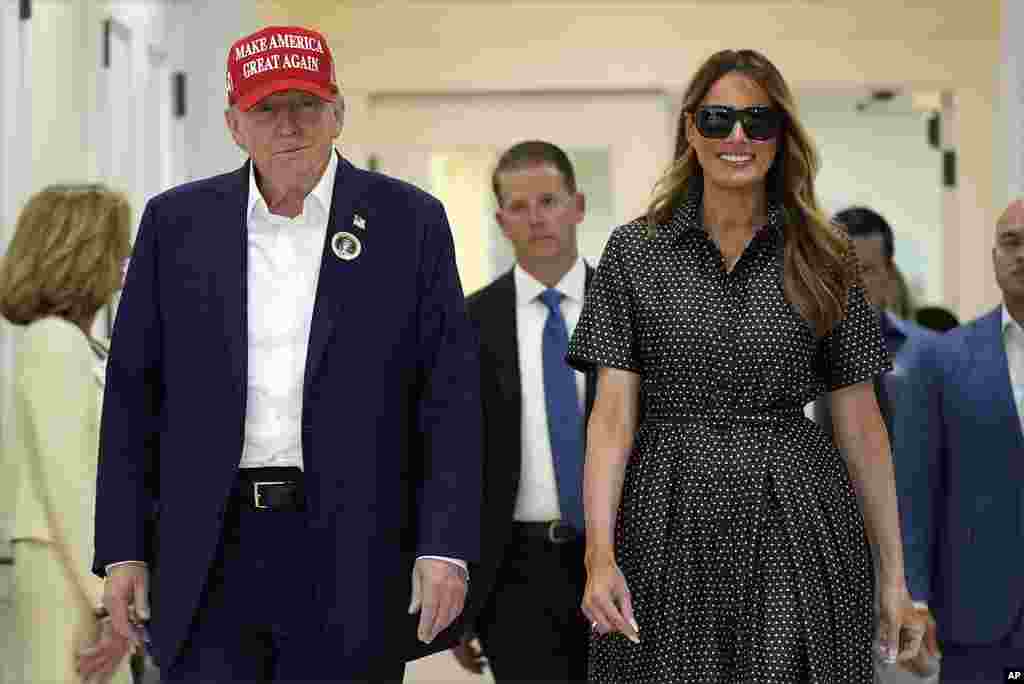 Republikanski predsjednički kandidat Donald Tramp i njegova supruga Melanija, nakon glasanja u Palm Biču na Floridi, 5. novembra 2024. Republican presidential nominee former President Donald Trump and former first lady Melania Trump walk after voting on Election Day at the Morton and Barbara Mandel Recreation Center, in Palm Beach, Florida, Nov. 5, 2024.