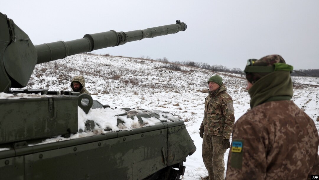 ARCHIVO - Tanquistas ucranianos se encuentran junto a un tanque Leopard 1A5 no lejos de la línea del frente en la región de Kharkiv el 24 de noviembre de 2023, en medio de la invasión rusa de Ucrania.