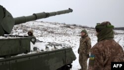 ARCHIVO - Tanquistas ucranianos se encuentran junto a un tanque Leopard 1A5 no lejos de la línea del frente en la región de Kharkiv el 24 de noviembre de 2023, en medio de la invasión rusa de Ucrania.