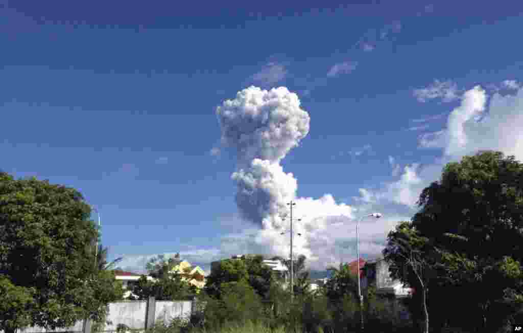 Oblak dima iznad vulkana&nbsp; Mayon, najaktivnijeg vulkana na Filipinima. 