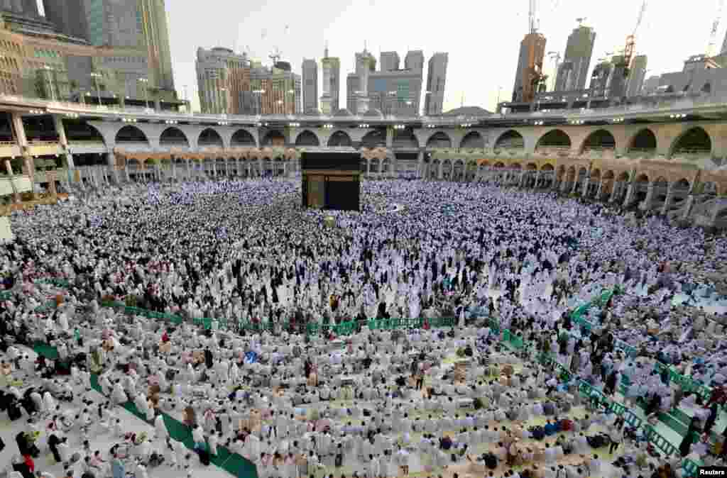 Muslims gather around the Kaaba inside the Grand Mosque during the holy fasting month of Ramadan in Mecca, Saudi Arabia, June 6, 2016.