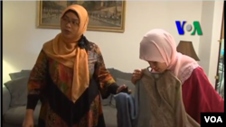 Ajeng Trihapsari dan pelanggan butik busana muslimnya di negara bagian Maryland, Amerika (Screen grab).