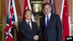 Thủ tướng Anh David Cameron (phải) và Thủ tướng Trung Quốc Ôn Gia Bảo