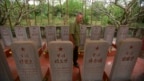 Cựu chiến binh Dương Văn Dậu giữa hàng bia mộ tại khu tưởng niệm các phi công Triều Tiên đã hy sinh trên chiến trường VN, tọa lạc tại tỉnh Bắc Giang, Việt Nam. Ảnh chụp ngày 16/2/2019. (AP Photo/Hau Dinh)