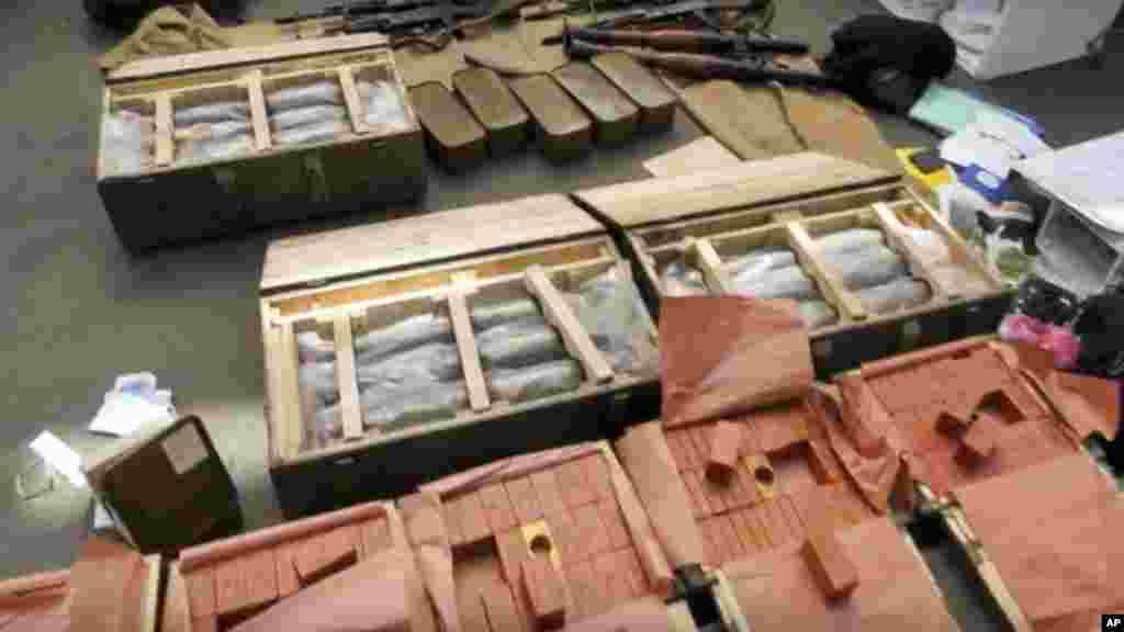 Les 125 kilos de TNT et des armes de guerre qui ont été stoppées à la frontière de l&#39;Ukraine par les services de sécurité ukrainiens, le 6 juin 2016.