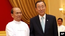 Burma's President Thein Sein (L) and United Nations Secretary General Ban Ki-moon shake hands before their meeting at the Presidential Palace in Naypyitaw, April 30, 2012. 