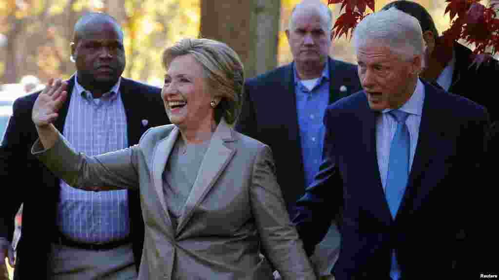 La candidate présidentielle démocrate américaine Hillary Clinton et son mari, l&#39;ancien président des États-Unis, Bill Clinton, saluent les partisans après avoir voté à l&#39;école Douglas Grafflin de Chappaqua, New York, États-Unis le 8 novembre 2016.