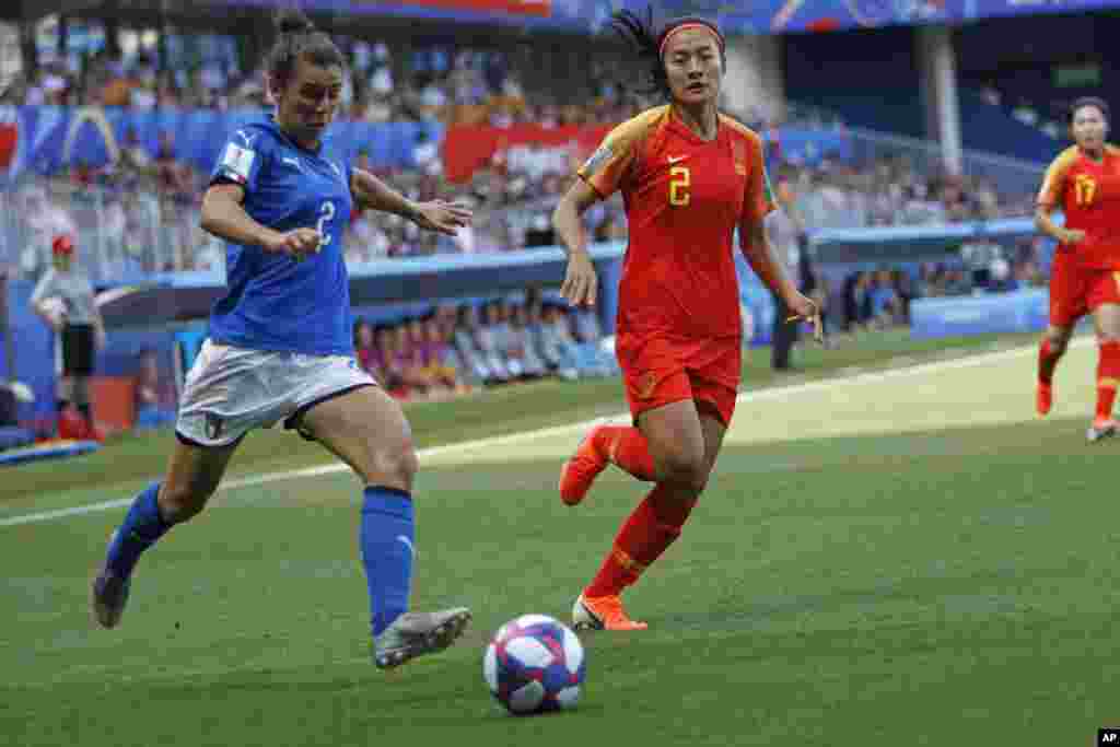 صحنه ای از دور شانزدهم بازیهای جام جهانی فوتبال زنان در فرانسه بین دو تیم چین و ایتالیا. ایتالیا سه شنبه چین را دو بر صفر شکست داد.&nbsp; &nbsp;