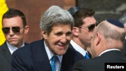 John Kerry salue des responsables israéliens à Yad Vashem, le 8 avril 2013