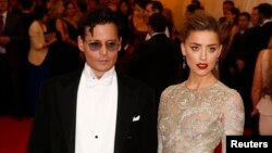 Aktor Johnny Depp dan istrinya, aktris Amber Heard.