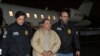 Joaquin 'El Chapo' Guzman, le plus grand seigneur de la drogue mexicain, est escorté à son arrivée à l'aéroport MacArthur de Long Island à New York, États-Unis, le 19 janvier 2017, après son extradition du Mexique.