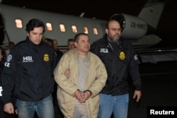 Gembong narkoba Meksiko Joaquin "El Chapo" Guzman dikawal saat tiba di Bandar Udara Long Island MacArthur Airport di New York (19/1).