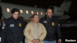 La police escorte le célèbre narcotrafiquant mexicain Joaquin "El Chapo" Guzma, menotté, à sa descente d’avion à l’aéroport de New york, 19 janvier 2017. 