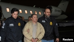 Joaquin 'El Chapo' Guzman, le plus grand seigneur de la drogue mexicain, est escorté à son arrivée à l'aéroport MacArthur de Long Island à New York, États-Unis, le 19 janvier 2017, après son extradition du Mexique.