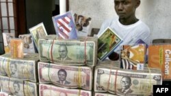 Des liasses de dollars libériens sur la table d’un cambiste à Monrovia, Libéria, 3 octobre 2005.