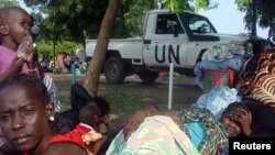 South Sudanese families rest in a camp for internally displaced people at the United Nations mission compound in Tomping, Juba, July 11, 2016. (The image was provided to Reuters by a third party.)