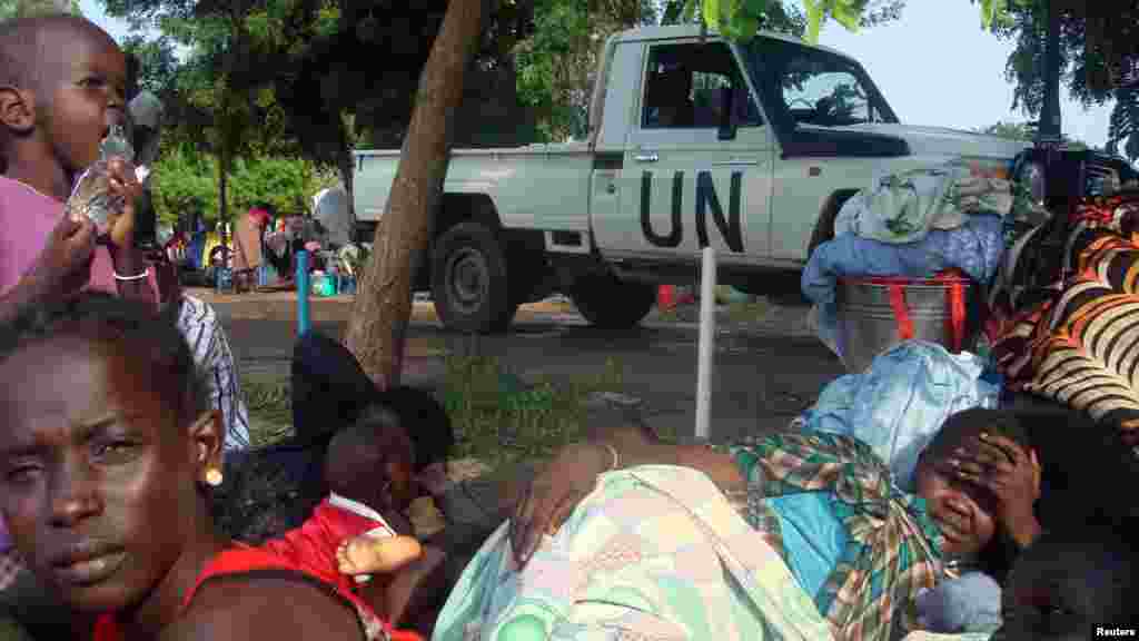 Des familles se reposent dans un camp pour les déplacées à l&#39;enceinte du batiment des Soldats des Nations Unies, à Juba, 11 juillet 2016.