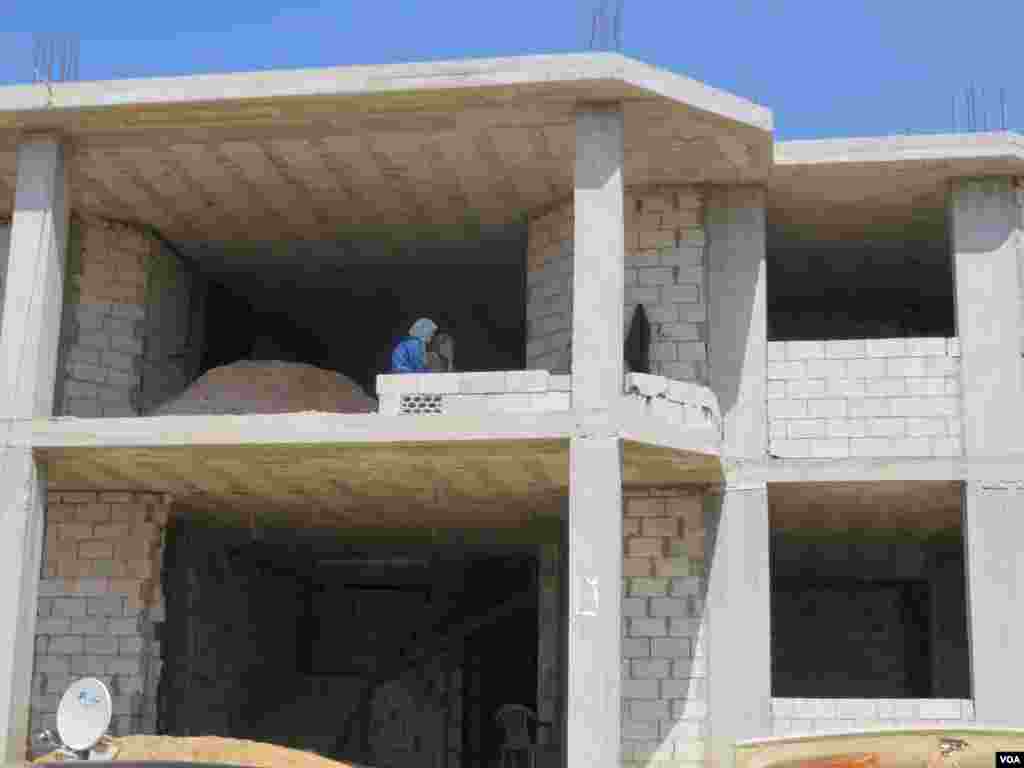 Syrian refugees in Lebanon near the borders live in makeshift homes, or abandoned buildings,&nbsp;Bekaa Valley, Lebanon,&nbsp;Sept. 4, 2013.&nbsp;Photo: H. Murdock/VOA&nbsp; 