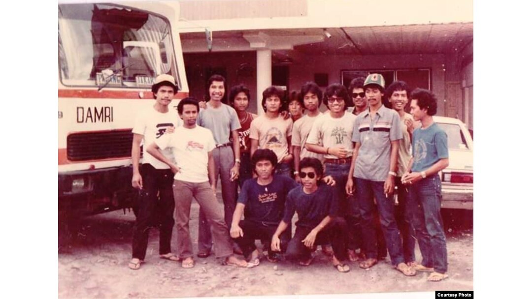 Jokowi (jongkok berkacamata), Robertus Sugito (berdiri paling kanan), anggota Silvagama dan bus Damri yang membawa mereka. (foto Istimewa via Sugito)