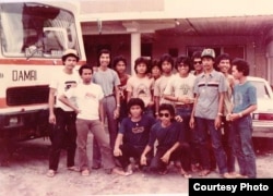 Jokowi (jongkok berkacamata), Robertus Sugito (berdiri paling kanan), anggota Silvagama dan bus Damri yang membawa mereka. (foto Istimewa via Sugito)