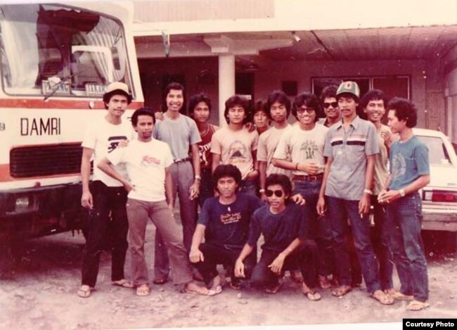 Jokowi (jongkok berkacamata), Robertus Sugito (berdiri paling kanan), anggota Silvagama dan bus Damri yang membawa mereka. (foto Istimewa via Sugito)