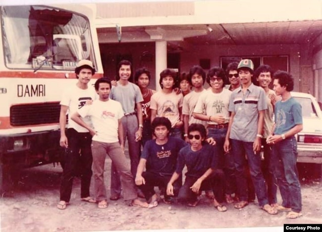 Jokowi (jongkok berkacamata), Robertus Sugito (berdiri paling kanan), anggota Silvagama dan bus Damri yang membawa mereka. (foto Istimewa via Sugito)