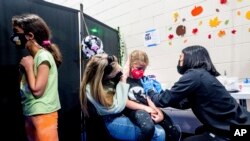 Audrey Onaissi menerima suntikan vaksin Pfizer-BioNTech COVID-19 di San Jose, California, pada Rabu, 3 November 2021. Data terbaru yang dirilis pada Kamis (2/12) menunjukkan lebih banyak anak di AS yang didiagnosa memiliki kondisi perkembangan, dan pada usia yang muda. (Foto: AP)