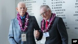 En la foto de archivo aparece a la derecha Donald Stratton, uno de los sobrevivientes al ataque aéreo japonés a la base de la Armada estadounidense en Pearl Harbor, en Oahu, Hawai, el 7 de diciembre de 1941. (Foto de Reuters)