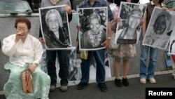 Protes yang meminta pemerintah Jepang memberikan kompensasi dan meminta maaf kepada perempuan yang dipaksa bekerja di rumah bordil masa perang selama Perang Dunia II, dekat gedung Diet di Tokyo 14 Juni 2007. (Foto: REUTERS/Kim Kyung-Hoon)