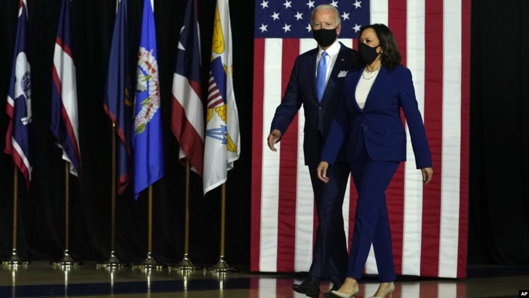 Demokratlardan prezidentlikka nomzod Jo Bayden va u vitse-prezidentlikka tanlagan Kamala Harris, Delaver shtati, 12-avgust, 2020 