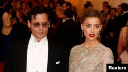 Actor Johnny Depp and his fiancee, model Amber Heard, arrive at the Metropolitan Museum of Art Costume Institute Gala Benefit celebrating the opening of "Charles James: Beyond Fashion" in Upper Manhattan, New York, May 5, 2014. REUTERS/Lucas Jackson (UN