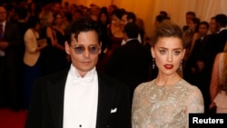 Aktor Johnny Depp dan tunangannya Amber Heard di Metropolitan Museum of Art. (Reuters/Lucas Jackson)