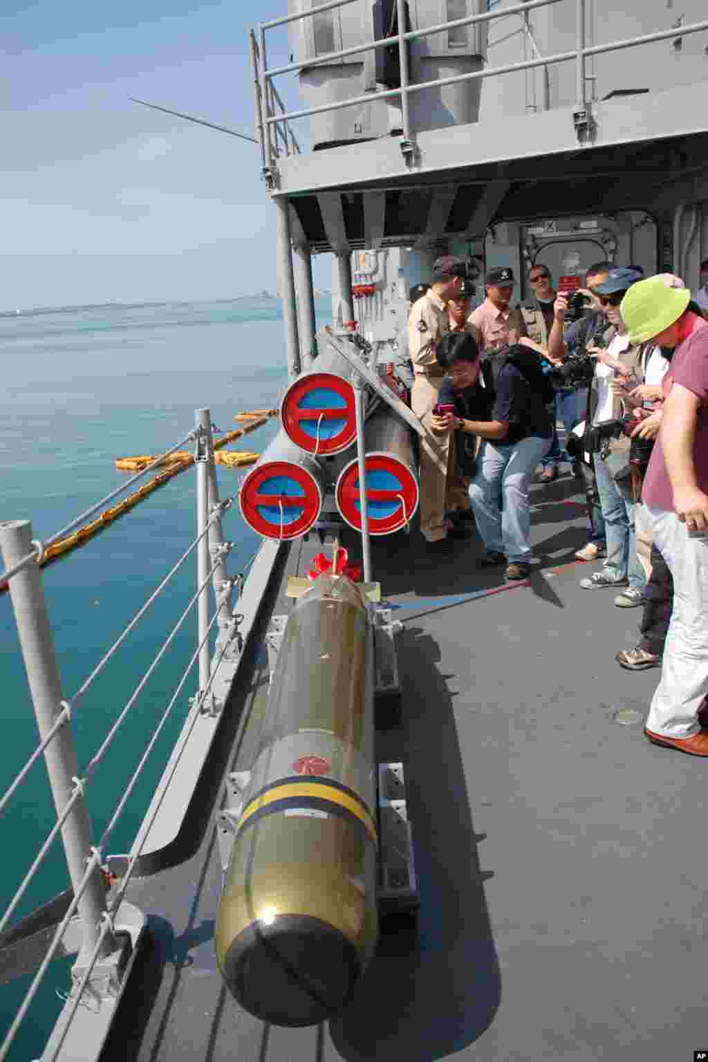 国际记者给巡防舰郑和号上的鱼雷拍照