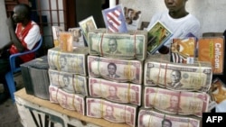 Des liasses de dollars libériens à Monrovia, capitale du Liberia, le 3 octobre 2005.