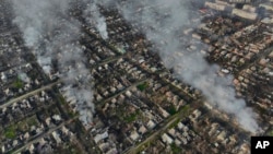 Dim se uzdiže iznad grada nakon ruskih napada na Bahmut, Ukajina, 27. decembra 2022.