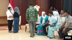 Suasana serah terima dua anak buah kapal asal Indonesia Heri Ardiansyah dan mendiang Hariadin yang sempat ditawan kelompok Abu Sayyaf di selatan Filipina kepada pihak keluarga di Kementerian Luar Negeri di Jakarta, Kamis (11/4). (VOA/Fathiyah)