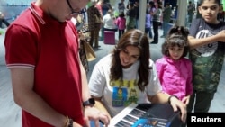 Artis dan guru musik Dima Sweidan sedang mengajar musik untuk anak-anak berkebutuhan khusus di Amman, Yordania, 5 Agustus 2023. (Foto: Jehad Shelbak/Reuters)