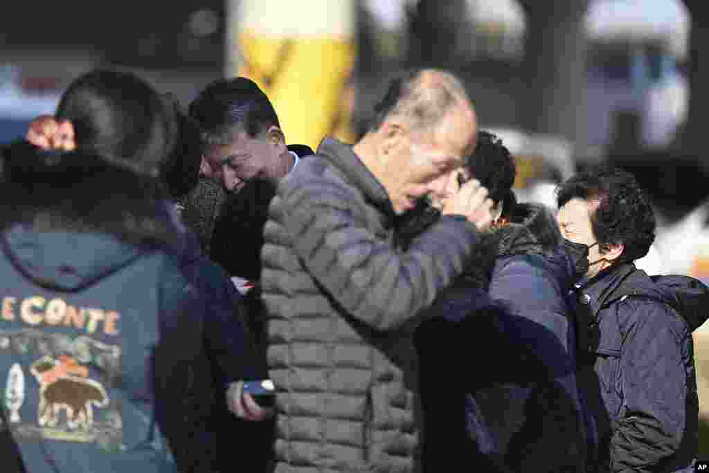 Los familiares de los pasajeros del avión que estalló en llamas lloran en el Aeropuerto Internacional de Muan, el 29 de diciembre de 2024.