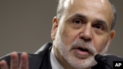 Chủ tịch Fed Ben Bernanke kêu gọi Quốc hội cắt giảm chi tiêu, nhưng với mức độ chậm để tránh gây tổn hại cho tăng trưởng kinh tế