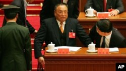 2007年10月15日，在北京人民大會堂舉行的第十七屆中國共產黨代表大會開幕式上，已故共產黨領導人鄧小平的兒子鄧樸方坐在輪椅上。