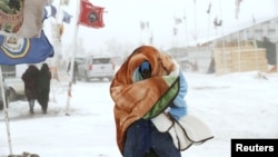 暴風雪使正在北達科他立石印第安保留地營地舉行抗議活動的人陷入困境。他們反對政府要在當地修建石油管道的計劃。