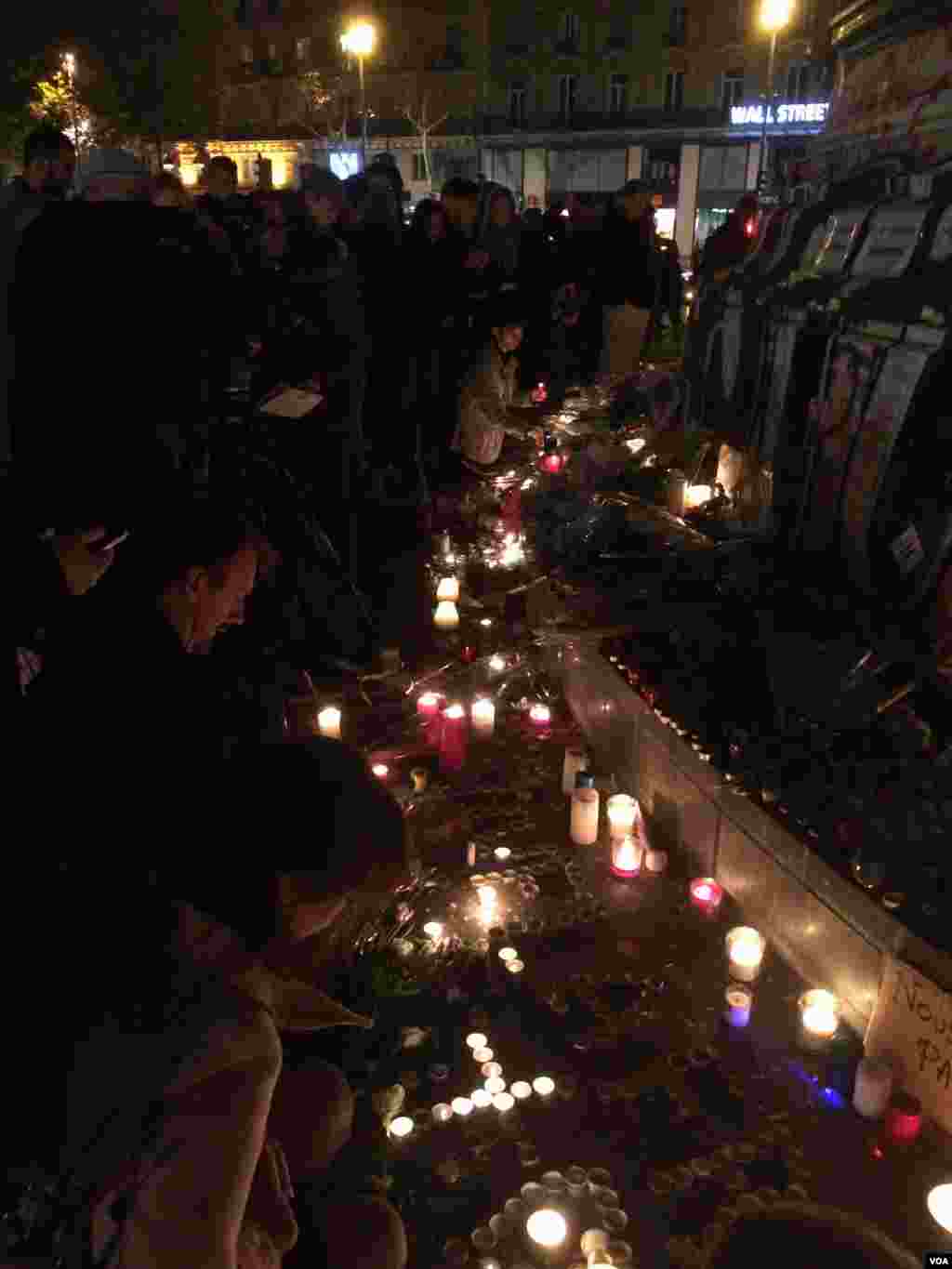 Doa bersama di alun-alun Place de la Republique, Paris, untuk para korban serangan maut di (14/11). (VOA/D. Schearf)