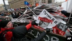 Dân Nga biểu tình phản đối, ném vào thùng rác ảnh của Tổng thống Nga và các thành viên quốc hội đã biểu quyết luật cấm người Mỹ nhận trẻ em Nga làm con nuôi