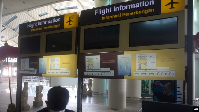 Layar informasi jadwal penerbangan terlihat kosong di Bandara Internasional Ngurah Rai, Bali, Kamis, 14 Oktober 2021. (AP Photo/Firdia Lisnawati)